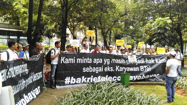 Eks karyawan Bakrie Telecom kembali berdemonstrasi meminta manajemen bayar tunggakan cicilan pesangon karyawan yang ikut program pensiun dini akhir 2015.