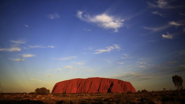 Sudah sejak lama Suku Aborigin menolak kedatangan turis ke Uluru, bukit batu yang mereka anggap sakral.