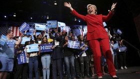 Pantsuit, Fesyen Wajib Clinton saat Melawan Trump