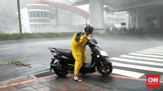 Topan Megi adalah topan ketiga yang menghantam Taiwan dalam dua pekan terakhir. Sebanyak 5.000 orang dievakuasi dalam bencana kali ini.