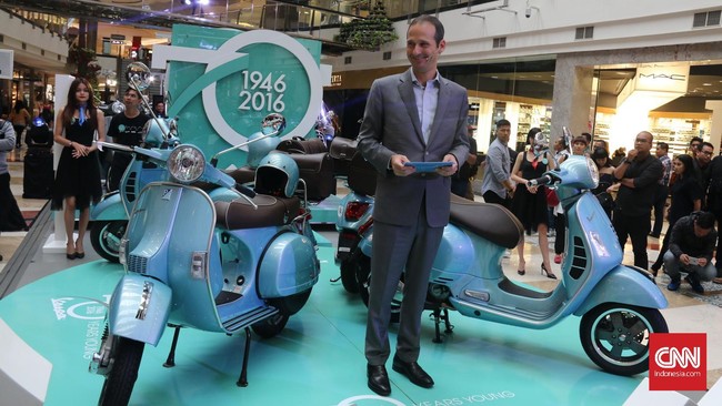 Merayakan perjalanan 70 tahun Vespa mengaspal di penjuru dunia, Piaggio Indonesia meluncurkan edisi khusus Vespa Settantesimo dengan warna khas Azzurro 70.