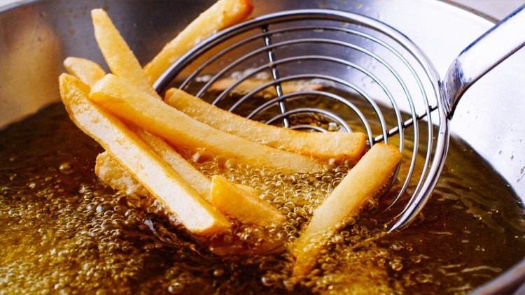 Bunda, penggunaan minyak goreng itu ternyata ada tips dan triknya lho. Mulai dari pengaturan suhu, hingga cara penyimpanannya. Simak penjelasan berikut