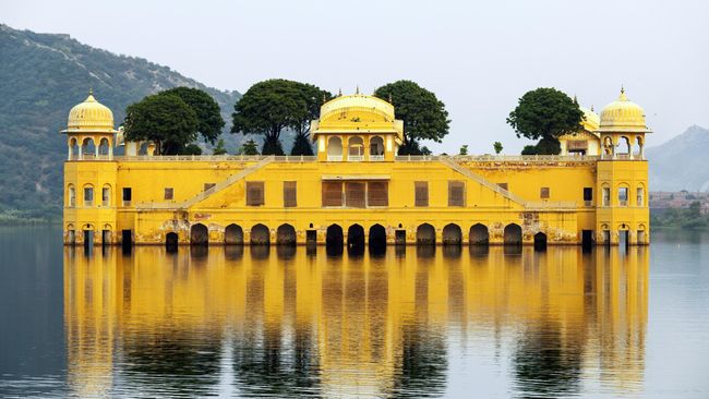 Ikon pariwisata India nan masyhur, Taj Mahal, punya 'pesaing' yang tak kalah megah. Jal Mahal atau Water Palace, namanya.