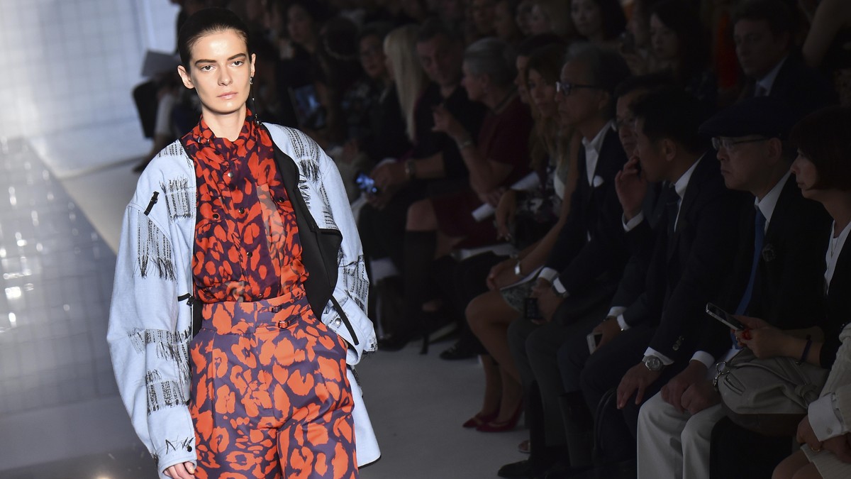 Gaya Retro Visioner Mila Schon di Milan Fashion Week