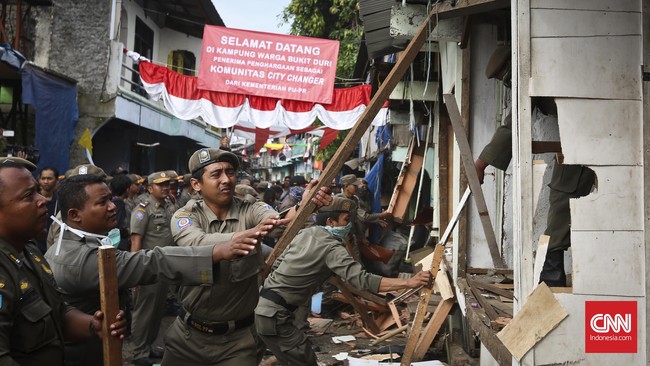 Tindakan Pemprov DKI yang melakukan penggusuran, menurut warga Bukit Duri, masuk dalam tindak pidana penghilangan barang bukti.