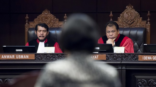 Hakim Konstitusi Arief Hidayat membeberkan penilaiannya atas janggal dalam proses & pengambilan putusan yang mengabulkan syarat pendaftaran capres-cawapres.