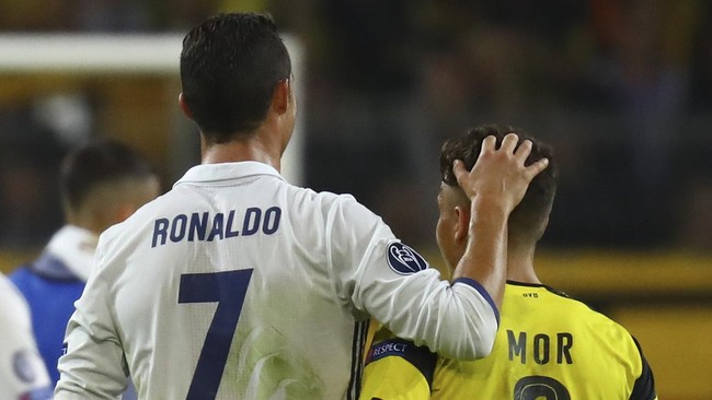 Gelandang muda Borussia Dortmund Emre Mor, langsung menghampiri pemain idolanya, Cristiano Ronaldo, usai laga timnya menjamu Real Madrid, Selasa (27/9).