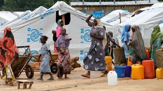 Perempuan korban kelompok militan Boko Haram yang kini tinggal di kamp pengungsian mengaku terpaksa menjual diri untuk memberi makan anak-anaknya.