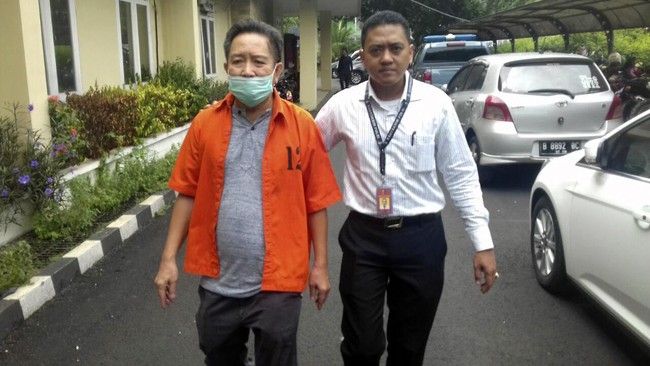 Bareskrim Polri serahkan dua tersangka perkara UPS ke kejaksaan. Mereka adalah anggota DPRD Fahmi Zulfikar dan bos Offistarindo Adhiprima, Harry Lo.