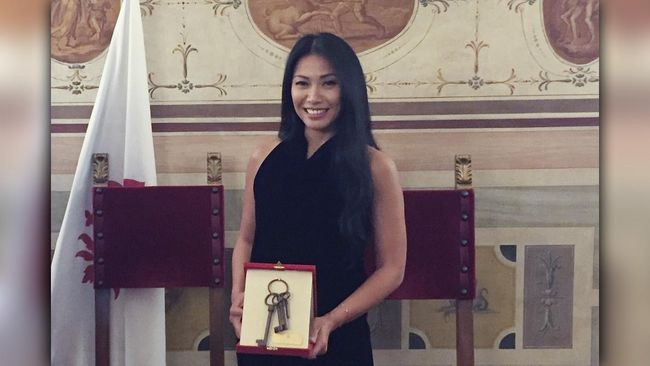 Anggun menerima 'Keys City Award' atas prestasinya yang signifikan di bidang budaya dan seni.