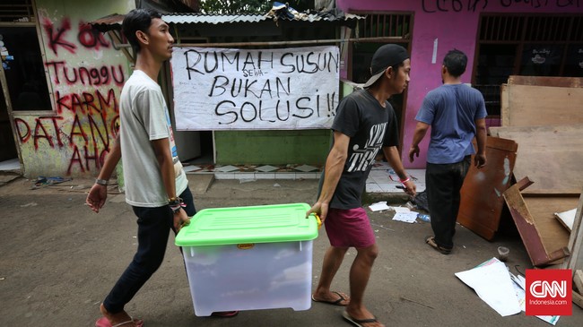 Ahok Klaim Bukit Duri Akan Bebas Banjir Usai Digusur Pembokaran harus dilakukan karena akan membebaskan kawasan Bukit Duri dari banjir, dan untuk menyerap anggaran normalisasi Sungai Ciliwung.