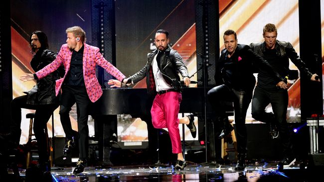 Mantan personel NSYNC, Lance Bass, ditarik bergabung ke atas panggung konser Backstreet Boys di Las Vegas. Mereka seakan menepis isu persaingan masa lalu.