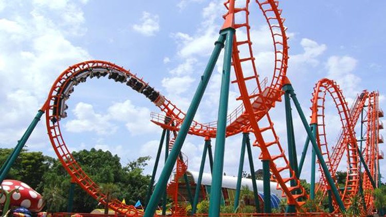 Ayah ini mengajak putrinya merasakan sensasi naik roller coaster di rumah, Bun. Kreatif banget ya si ayah.