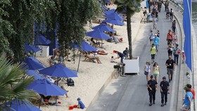 Paris Berencana Buka Taman Khusus Nudis