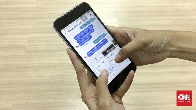 Google memperkenalkan layanan bernama Assistant yang diklaim memiliki kecerdasan lebih tinggi dibanding Google Now. Ia siap bersaing dengan Siri dari Apple.