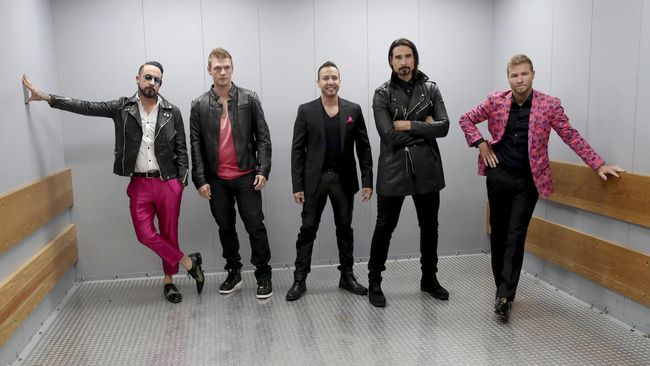 Meski sudah masuk usia paruh baya, para anggota Backstreet Boys masih joget dengan lincah di single terbaru 'Don't Go Breaking My Heart'.
