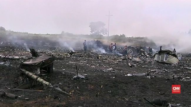 Hakim Tinjau Bangkai MH17 Jelang Sidang Lanjutan Hakim yang mengadili tersangka jatuhnya pesawat Malaysia Airlines MH17 pada 2014 lalu mengunjungi bangkai pesawat itu pada Rabu (26/5).