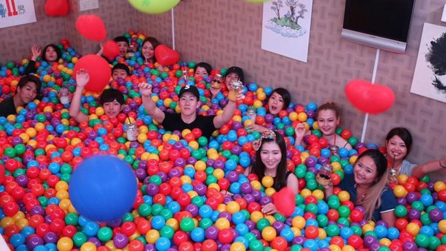 Sebuah bar di Osaka, Jepang, membuat tempat duduk berkonsep unik. Para pelanggan dapat menikmati bir sembari 'menenggelamkan diri' di kolam mandi bola.