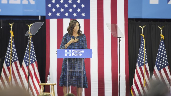 Dengan nada suara tinggi dan bergetar, Michelle Obama mengatakan bahwa Trump berlaku tidak seperti "manusia beradab".