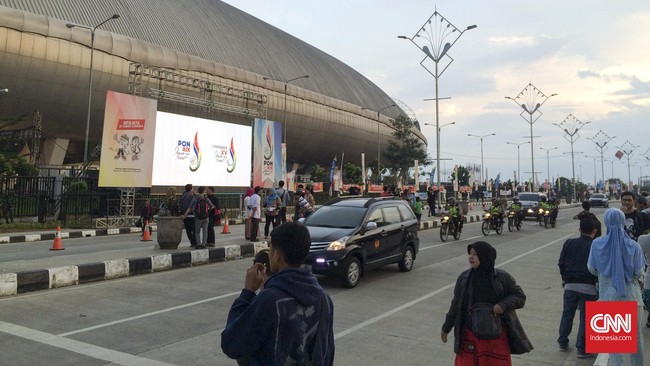 Polisi menahan YAS, tersangka kasus korupsi pembangunan stadion GBLA, Bandung. Hasil audit BPKP menunjukkan ada dugaan kerugian dalam pembangunan stadion.