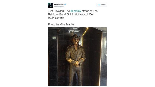 Bukan tanpa alasan kalau patung vokalis Motorhead itu ditempatkan di bar. Pasalnya, semasa hidup, ia memang sering berkunjung ke sana.