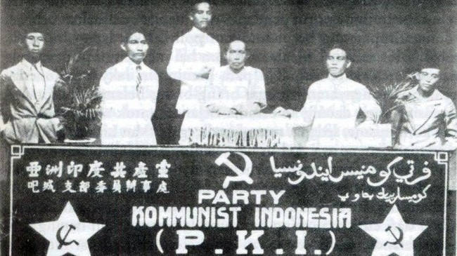 Dalam Sidang Konstituante 1957, PKI mendukung Pancasila sebagai dasar negara. Sementara partai-partai Islam memilih Islam sebagai dasar negara.