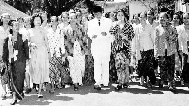 Sejarah diukir penguasa. Gerwani, organisasi perempuan terbesar pada era 1960-an yang antipoligami dan mendukung reforma agraria, sekejap dicap pembunuh keji.