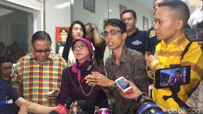 Ario Kiswinar Teguh melaporkan sosok yang diakuinya sebagai ayah, Mario Teguh, ke Polda Metro Jaya pada Rabu (5/10) terkait pencemaran nama baik.