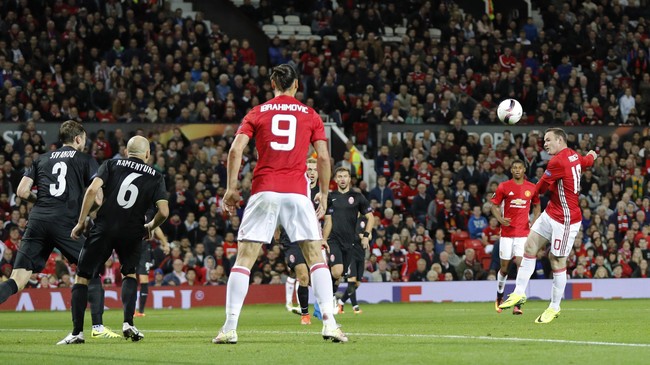 Michael Owen menilai Zlatan Ibrahimovic terlalu banyak diam di laga lawan Zorya Luhansk pada ajang Liga Europa.