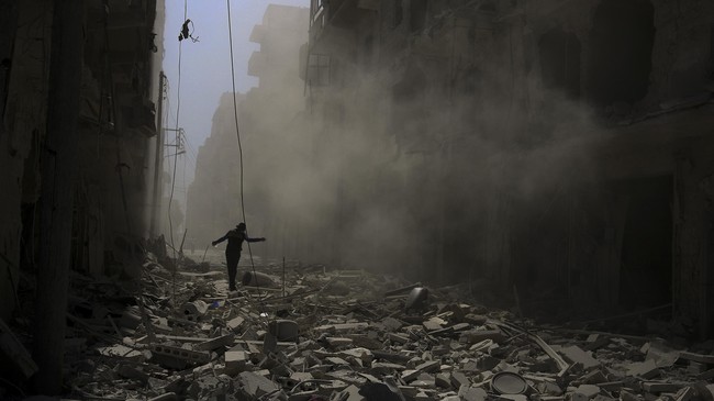 Warga dan petugas penyelamat menyebut setidaknya 50 warga tewas akibat serangan udara yang diluncurkan di kawasan yang dikuasai pemberontak di Aleppo.