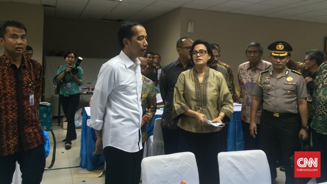 Menkeu Sri Mulyani tetap yakin target penerimaan pajak sampai akhir tahun akan terbantu penerimaan bea dan cukai.