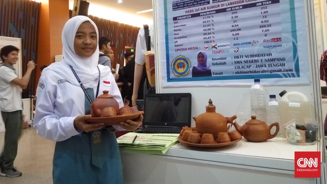 Okti Nurhidayah, siswi SMA dari Cilacap, membuat teko khusus yang mampu menyaring berbagai macam polusi dan bakteri untuk menghasilkan air bersih.