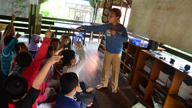 Nah, ada yang namanya pendekatan inkuiri dalam soal belajar mengajar di sekolah.  Apa ini?