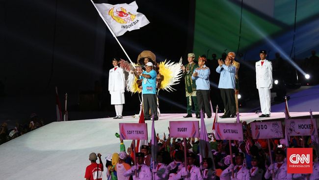 PENUTUPAN PON XIX Gubernur Papua mengibarkan bendera PON sebagai tanda tongkat estafet tuan rumah telah berpindah. PON XX akan digelar di tanah Papua pada 2020 mendatang. (CNN Indonesia/Andry Novelino)