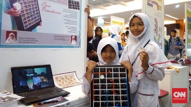 Anak-anak penyandang tuna netra tak punya banyak pilihan permainan. Sepasang anak SD ini pun menciptakan permainan papan ular tangga untuk mereka.