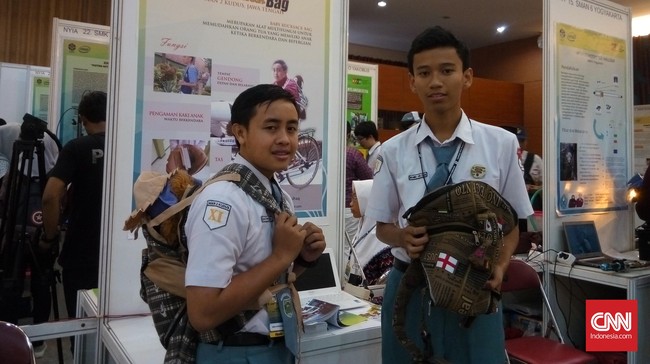 Siswa dari Madrasah Aliyah Negeri 2 Kudus mengembangkan sebuah alat penggendong bayi saat menunggang sepeda motor. Lebih aman dan nyaman?