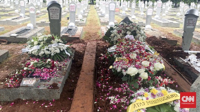 Herawati Diah dimakamkan di sebelah makam suaminya yang pernah menjabat Menteri Penerangan, Burhanuddin Mohammad Diah. 