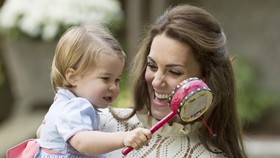 Kardigan Kuning Putri Charlotte Habis Terjual