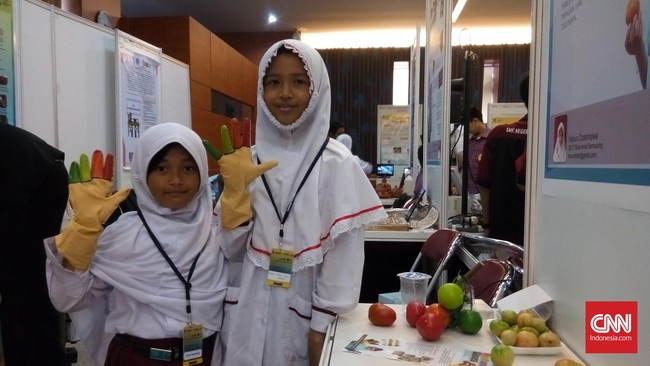 Kecil-kecil cabe rawit. Sepasang siswi SD memiliki ide kreatif, menciptakan sarung tangan yang bisa dipakai untuk memanen tomat dengan benar.