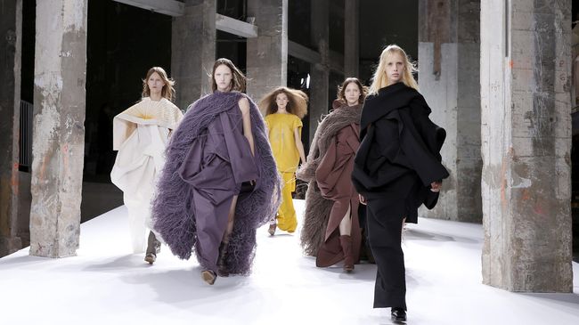 Desainer AS itu akan mengikuti jejak desainer ternama lain yang pernah meraih penghargaan serupa, seperti Hubert de Givenchy dan Yves Saint Laurent.