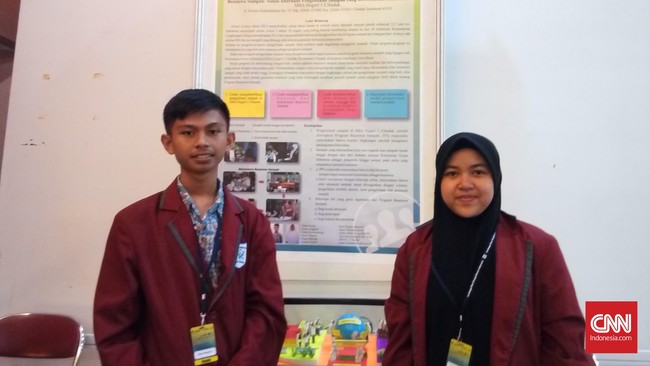 Kalau sampahmu menggunung, mengapa tidak sumbangkan pada anak-anak muda ini, supaya kemudian jadi beasiswa untuk yang memerlukan.