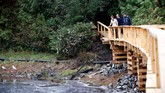 Keluarga salah satu calon pemangku takhta Kerajaan Inggris ini menyempatkan diri mengunjungi area konservasi beruang di Great Bear Rainforest di Bella Bella, British Columbia. (REUTERS/Chris Wattie)