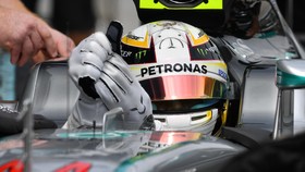 Hamilton Tak Mau Ambil Risiko demi Pertahankan Gelar