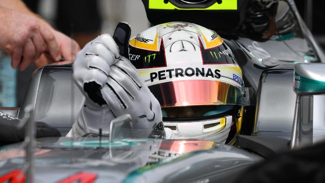 Pebalap Mercedes Lewis Hamilton lebih cepat 0,414 detik dari rekan setimnya, Nico Rosberg, yang berada di start kedua pada GP Malaysia.