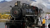 Pangeran William dan Kate Middleton mengikuti tur kereta uap di Carcross, Yukon, Canada. Carcross adalah kota kecil yang pada satu dekade lalu hanya memiliki populasi sebanyak 437 jiwa. (REUTERS/Chris Wattie)