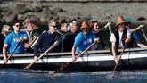 Pangeran William dan Kate juga menyempatkan diri mengikuti wisata kano saat mendatangi Haida Gwaii di Skidegate, British Columbia, Kanada. (REUTERS/Chris Wattie)