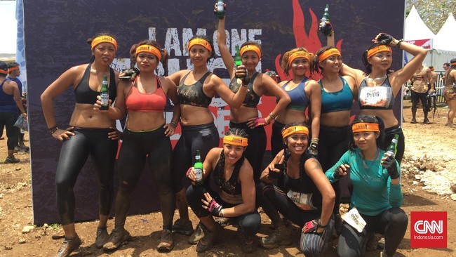 Ajang ketahanan halang rintang Tough Mudder bukan hanya milik para pria, sekelompok peserta wanita juga tak kalah perkasa melewati 'neraka lumpur' di Jimbaran.