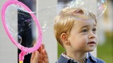 Wajah menggemaskan Pangeran George terlihat sepanjang hari saat bermain dalam pesta anak. Bocah berusia tiga tahun ini berkali-berkali terlihat gembira saat bermain dengan buih-buih sabun. (REUTERS/Chris Wattie)