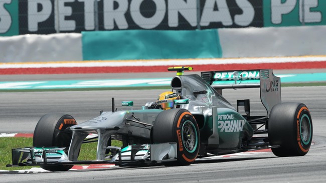 Pebalap Ferrari Maz Verstappen berada di posisi kedua, memisahkan dua pebalap Mercedes, Lewis Hamilton dan Nico Rosberg pada sesi latihan bebas ketiga.
