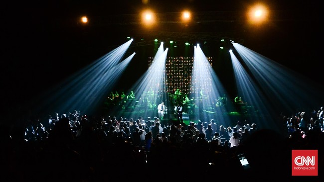 Kementerian Kesehatan mengatakan izin aktivitas besar seperti konser musik & resepsi pernikahan dibolehkan saat kasus Covid-19 di Indonesia mengalami perbaikan.